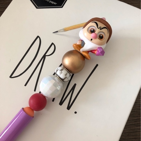 Disney Doorables: Snow White & the Seven Dwarfs: Grumpy handmade beaded pen - Picture 1 of 3